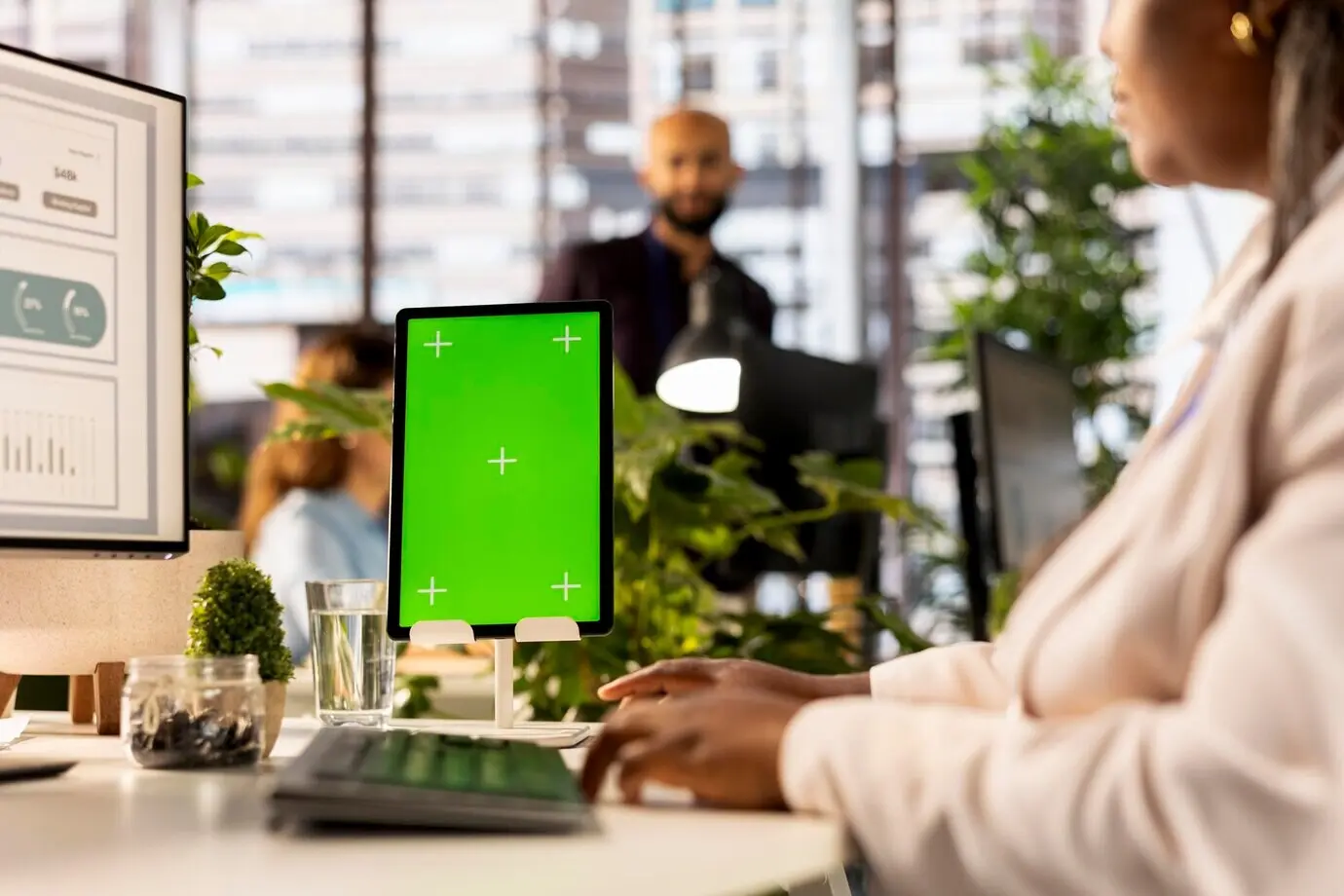 Афроамериканка-менеджер, выполняющая несколько задач одновременно, рядом с макетом области для текста.